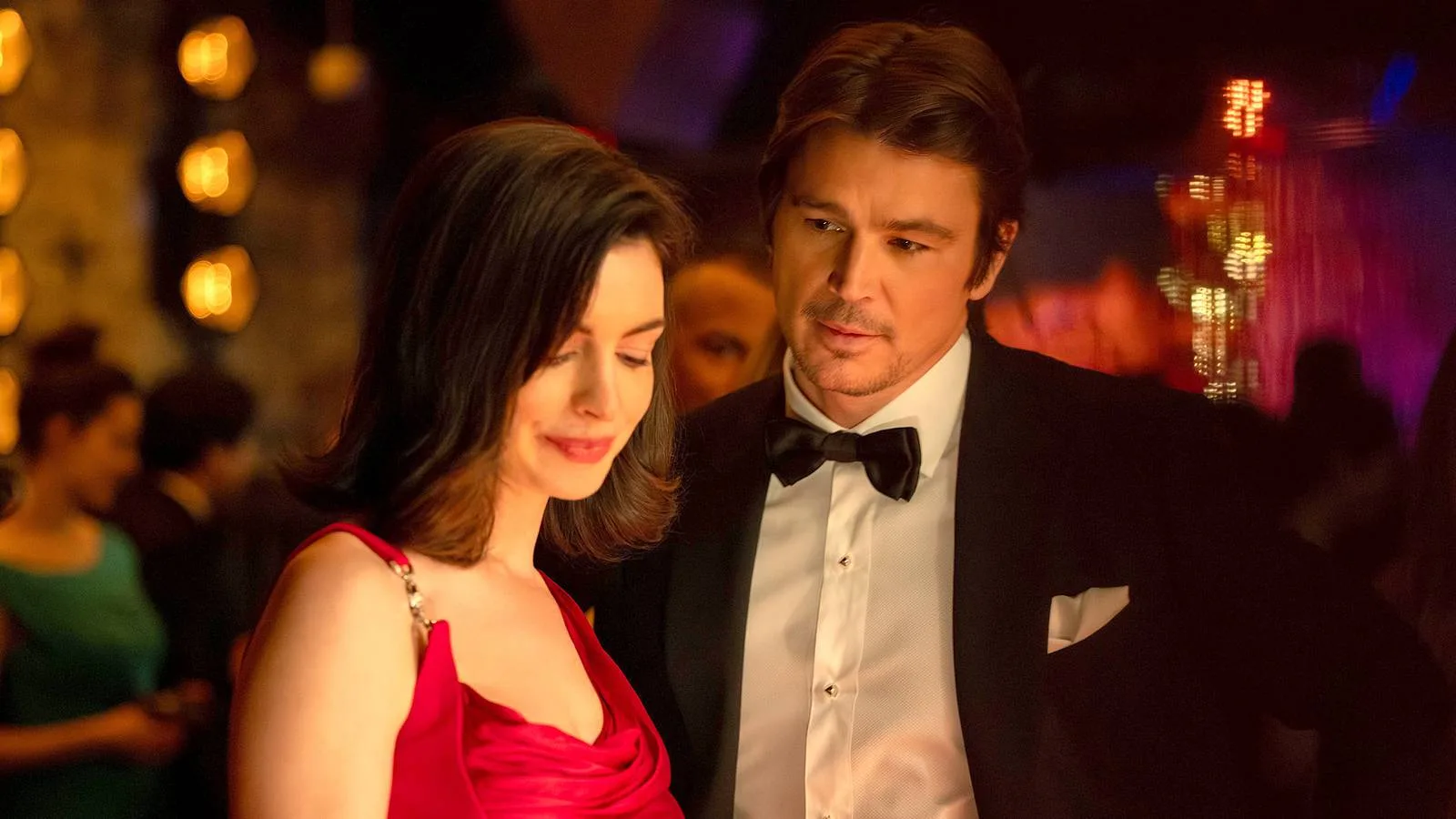 Anne Hathaway Thriller Project Faces Theater Reductions and Publicity Debates