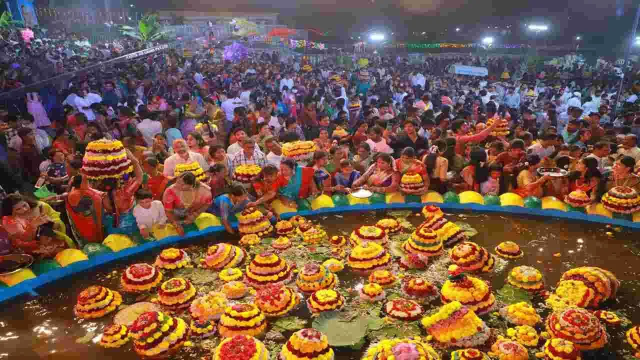 వేములవాడలో వైభవంగా బతుకమ్మ సంబరాలు, మూలవాగు తీరాన వేడుకలు