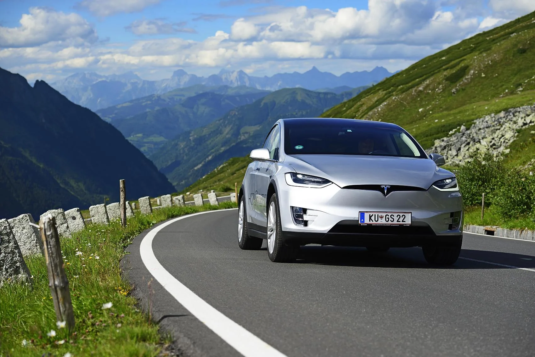 Examining Whether Is the Tesla Roadster Video Real and Official Details